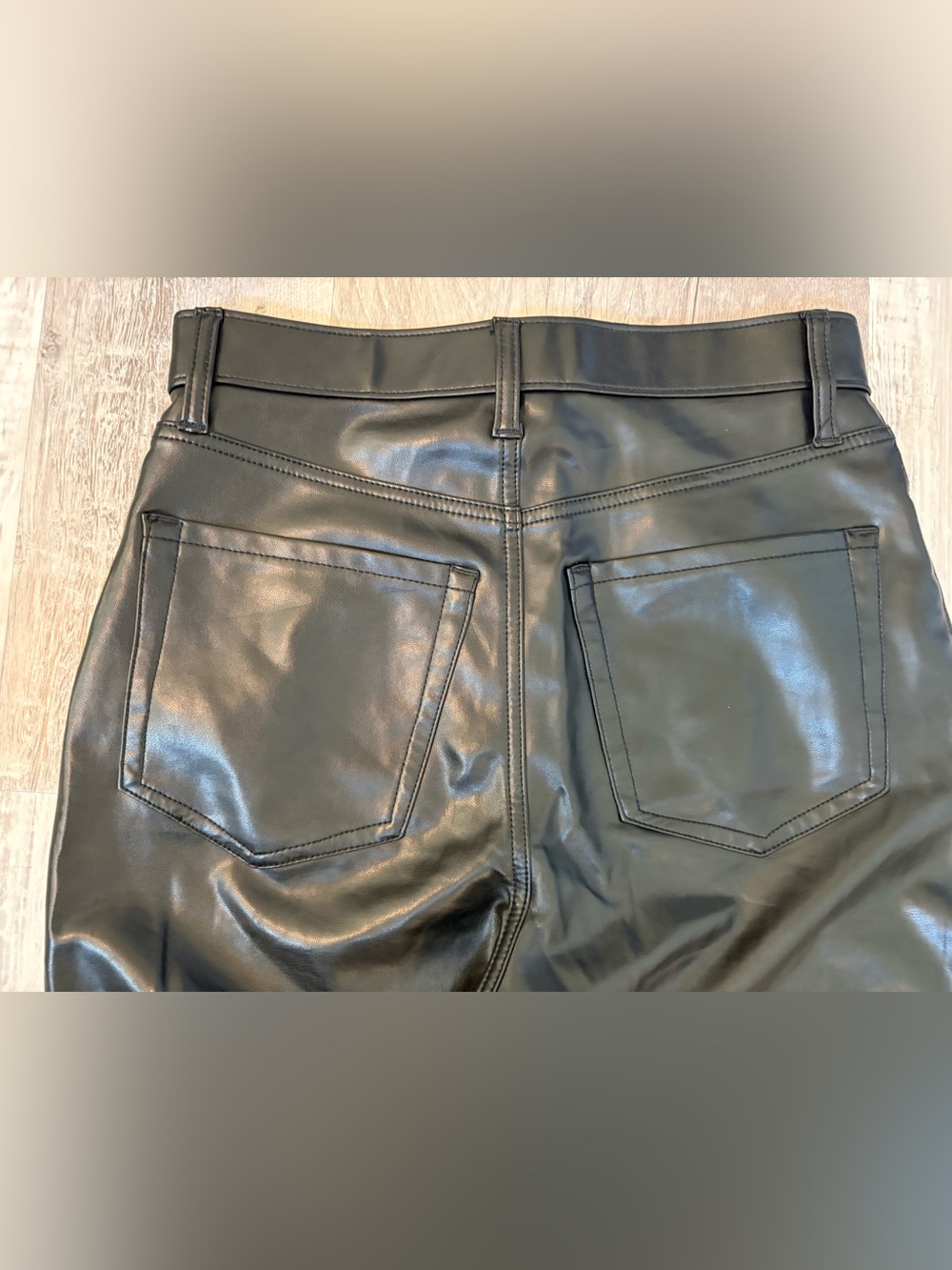 Abercrombie & Fitch High Rise 90s Relaxed Vegan Leather Pants Size 6/28 EUC - Picture 3 of 9